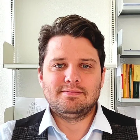 Ramazan Özgü ist Jurist und Muslim. Das hat ihn nie daran gehindert, die Nähe und Freundschaft zu jüdischen Mitmenschen zu suchen. Ein Mann mit Dreitagebart schaut in eine Kamera.